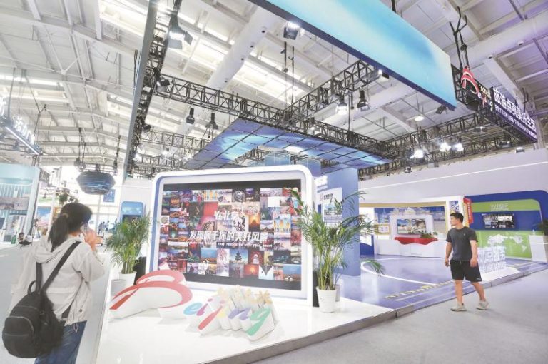 服贸会文旅服务专题旅游展向中外观众介绍北京旅游的便利与乐趣。(图／本报北京传真)