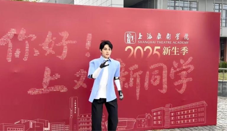 全国第一位机器人博士生「学霸01」，在上海戏剧学院新生报到。（视频截屏）