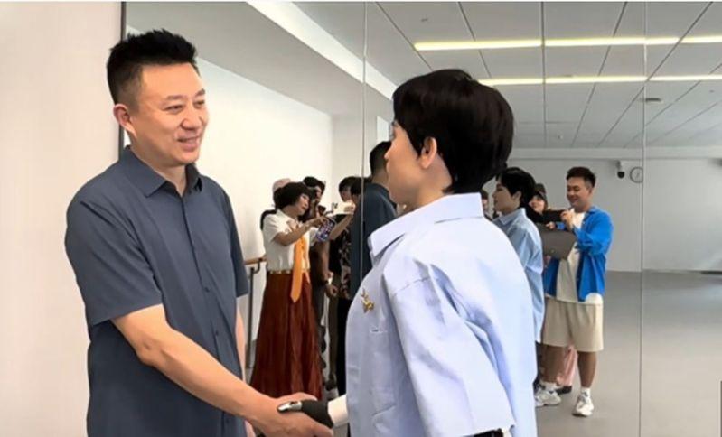 全国第一位机器人博士生「学霸01」，在上海戏剧学院新生报到。（视频截屏）
