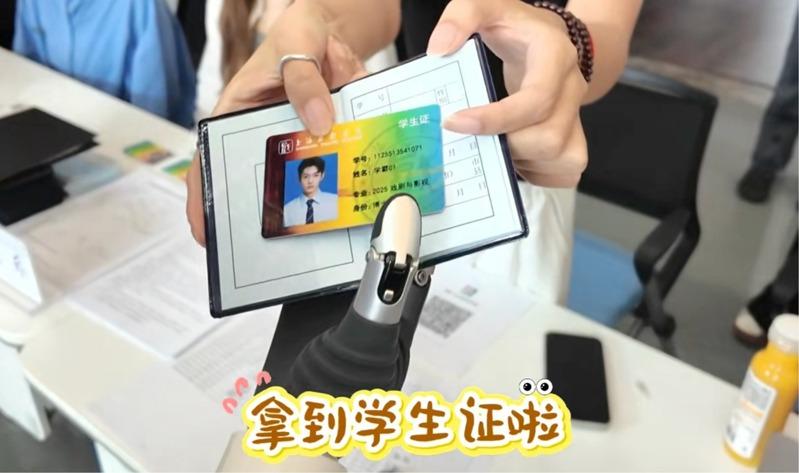 全国第一位机器人博士生「学霸01」，在上海戏剧学院新生报到。（视频截屏）