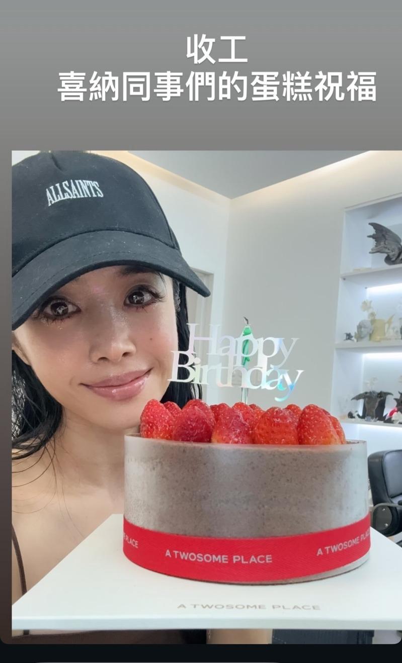 蔡依林45岁生日，在Instagram贴出手捧草莓蛋糕、穿紧身衣性感辣照。(取材自Instagram)