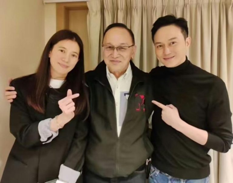 曹查理搭着张智霖、袁咏仪肩合照，三人难得同框，画面温馨有爱。（影片截屏）