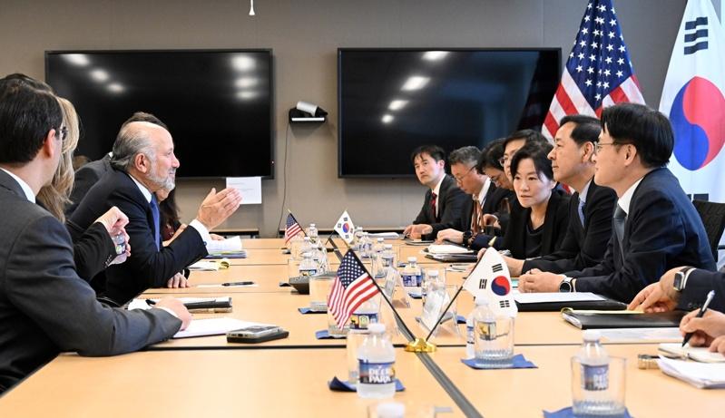 南韩国务副总理具润哲(右2)领军,7月29日在华府和美国商务部长卢特尼克(左2)谈判美韩关税及贸易相关议题。欧新社