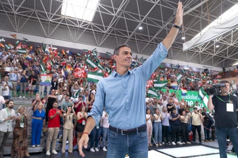 西班牙首相兼社会党领袖桑杰士（Pedro Sánchez）14日在西班牙南部马拉加参加政党活动时对支持者致意。欧新社