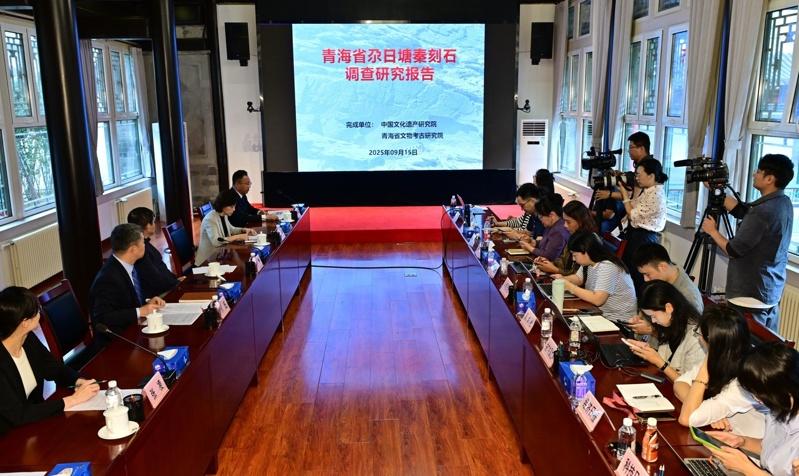 中国青海果洛州玛多县卓让村扎陵湖北岸的石刻，定名为「尕日塘秦刻石」，是中国目前已知唯一存于原址、且海拔最高的秦代刻石。（新华社）