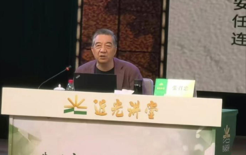知名军事名嘴张召忠在公众视野中消失多年后,日前出席北京一场官方主办的抗战主题讲座,试图平息他已「出事」的谣言。(取材自观察者网)