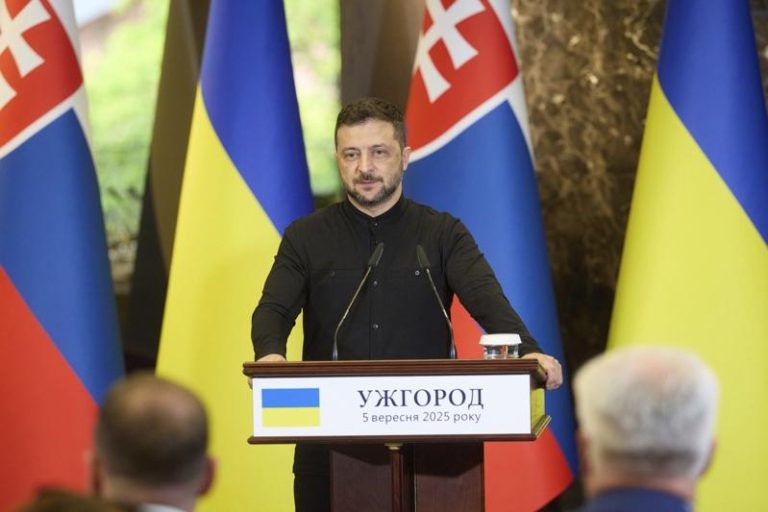 乌克兰总统泽伦斯基（Volodymyr Zelenskyy）近日表示，俄罗斯无人机越界侵入波兰领空，北约应展现更坚定立场，否则恐让俄罗斯总统普亭（Vladimir Putin）得寸进尺。美联社