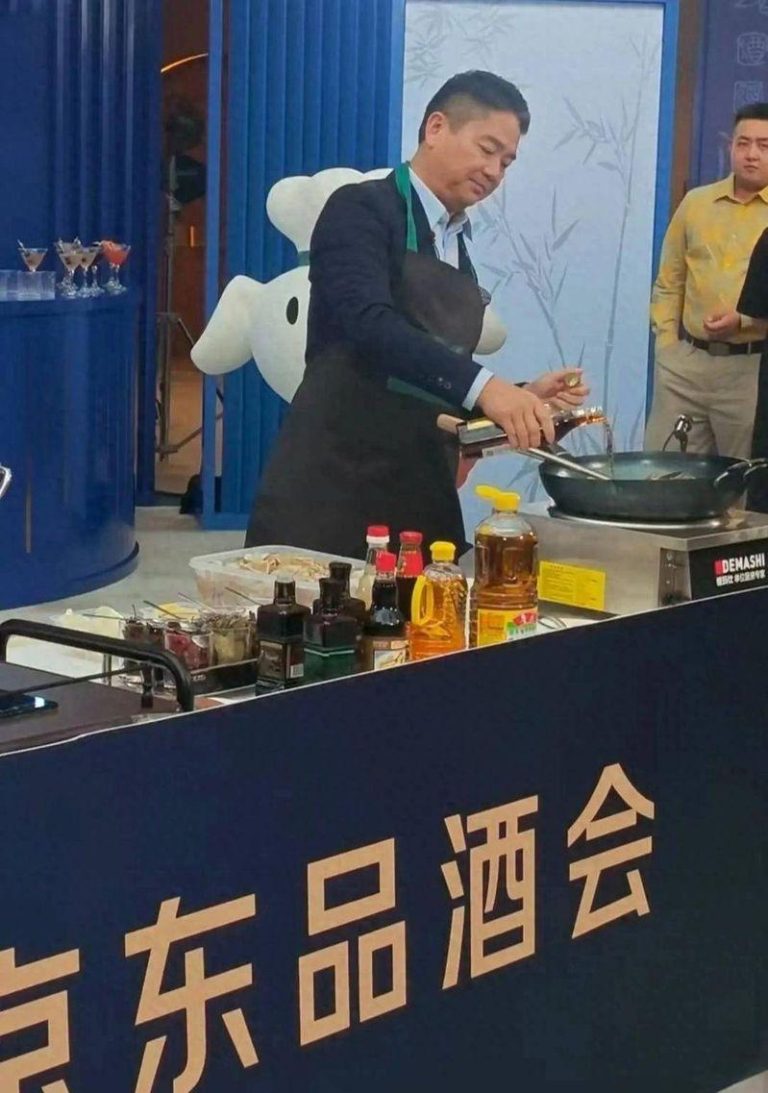 京东创始人刘强东在品酒会现场为观众炒菜（取材自澎湃新闻）
