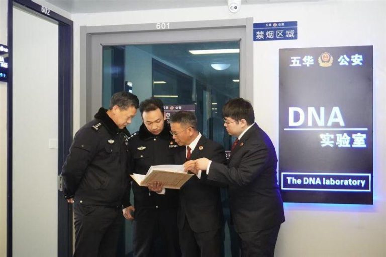办案检察官与侦查技术人员进行交流。（取材自极目新闻）