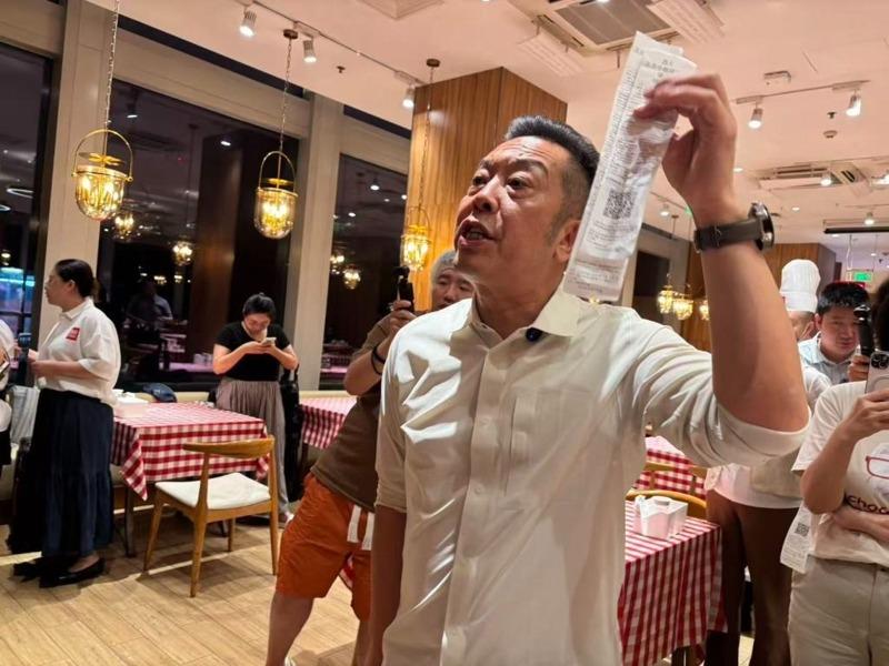 西北菜连锁餐厅「西贝𦰏面村」近日被质疑使用预制菜。(取材自小红书@某先生）