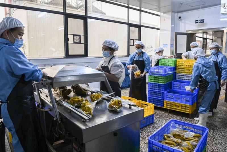 西北菜连锁餐厅「西贝𦰏面村」近日被质疑使用预制菜。(取材自小红书@某先生）