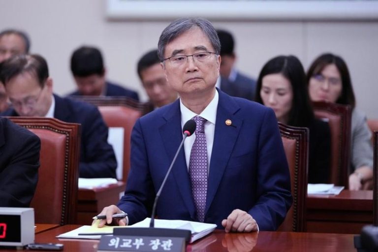 南韩外交部长赵显8日出席国会外交与统一委员会接受质询。（美联社）