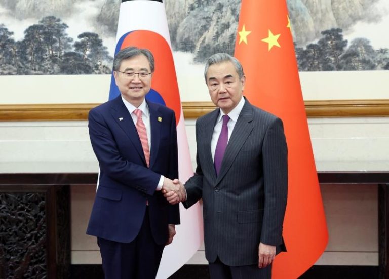 中国外交部长王毅（右）在北京和南韩外长赵显（左）举行会谈。（新华社）