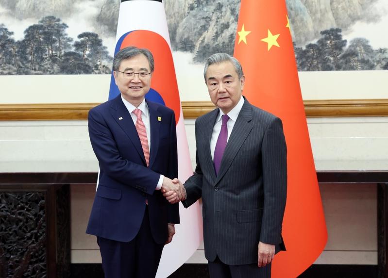 中国外交部长王毅（右）在北京和南韩外长赵显（左）举行会谈。（新华社）