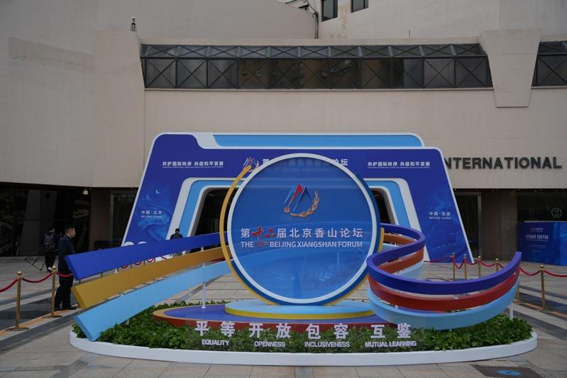 上海复旦大学国际问题研究院院长、教授吴心伯（中），和美国国防分析研究院研究员、美国前助理国防部长帮办施灿德（右），17日上午出席香山论坛高端对话，就大国正确相处之道进行讨论。（记者陈政录／摄影）