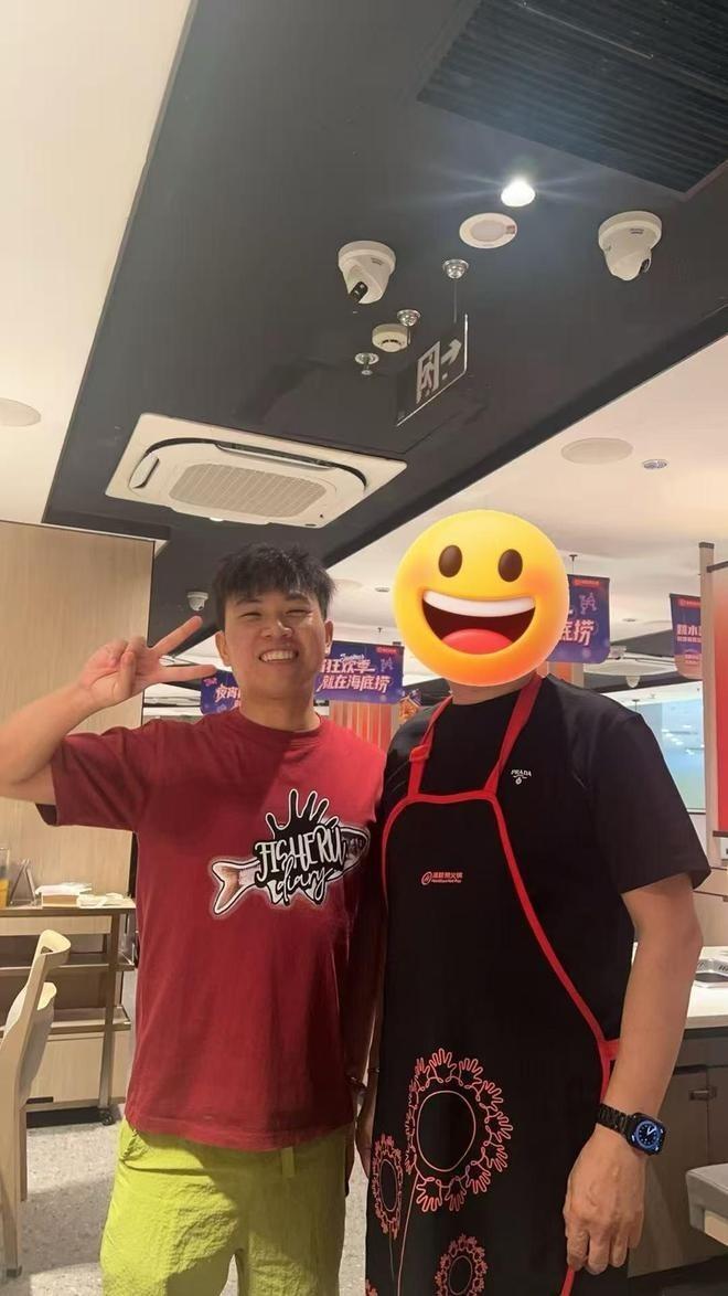 杨楼和父母的合影。（取材自潇湘晨报）