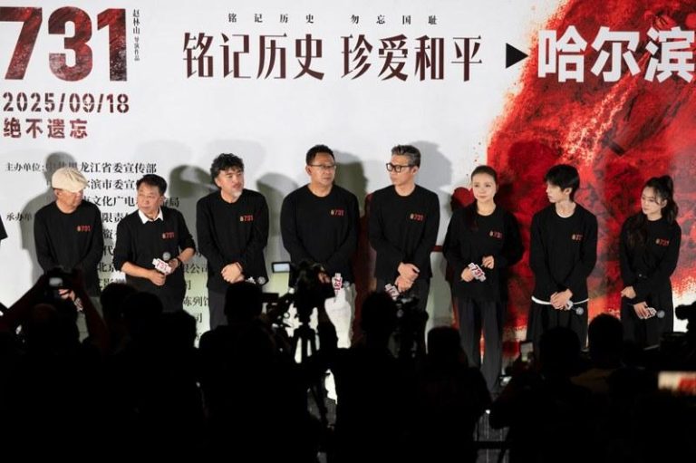 「731」首映式现场，导演赵林山现场落泪。   (中新社)