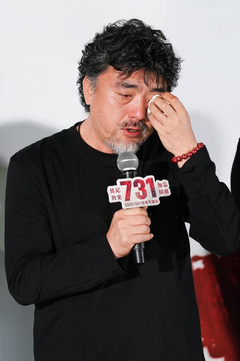 「731」首映式现场，导演赵林山现场落泪。   (中新社)