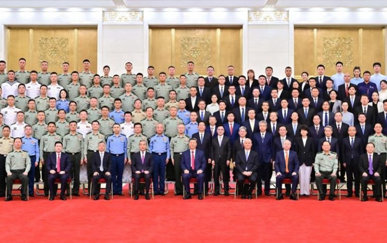 中国国家主席习近平（第一排中）在北京人民大会堂接见中国人民抗日战争暨世界反法西斯战争胜利80周年纪念活动筹办工作各方面代表。（新华社）