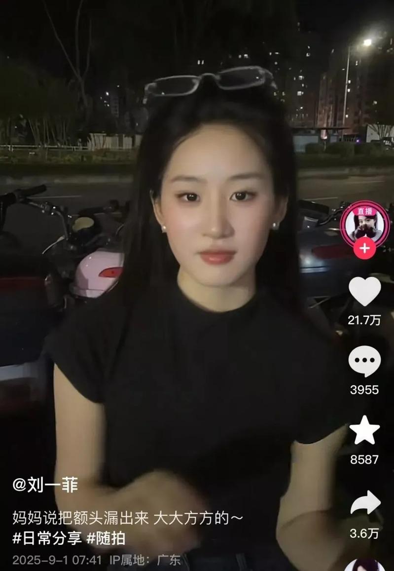 酷似刘亦菲的女孩。（取材自网易号「银河史记」）