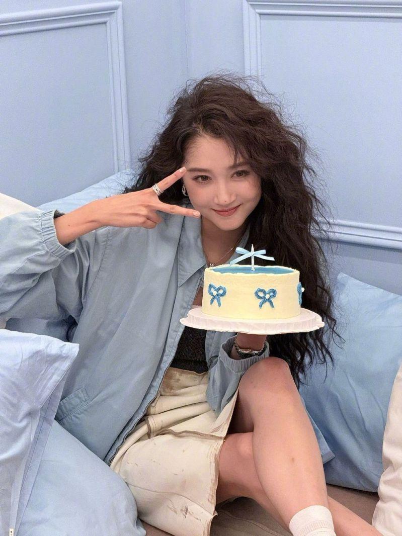 鹿晗打破8年来卡点为关晓彤献上生日祝福的惯例。（取材自微博）