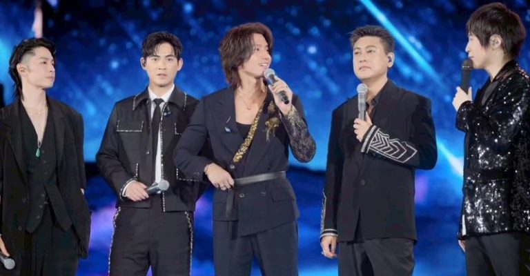 F4以嘉宾身分现身五月天北京鸟巢演唱会，左起：吴建豪、周渝民、言承旭、朱孝天及五月天主唱阿信。(图／摘自相信音乐影片)