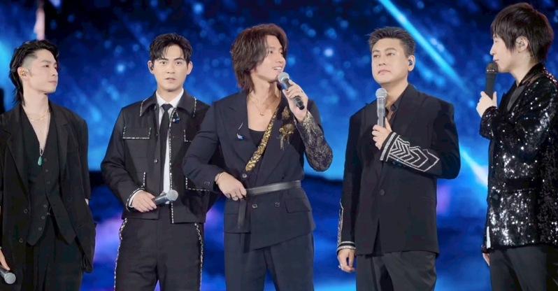 F4惊喜现身五月天北京鸟巢演唱会，但如今传出F4合体巡演可能破局。（图／摘自相信音乐影片）