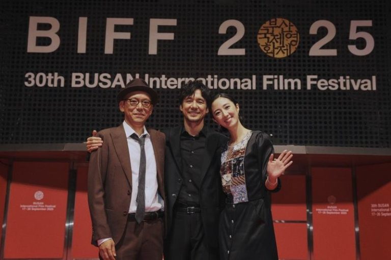 电影「最亲爱的陌生人」在釜山影展放映，日本导演真利子哲也（左起）与演员西岛秀俊、桂纶镁出席活动。（甲上娱乐提供）中央社