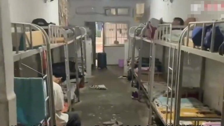 校方表示，宿舍是老旧宿舍楼中的宿舍，并非厕所改造。（视频截屏）