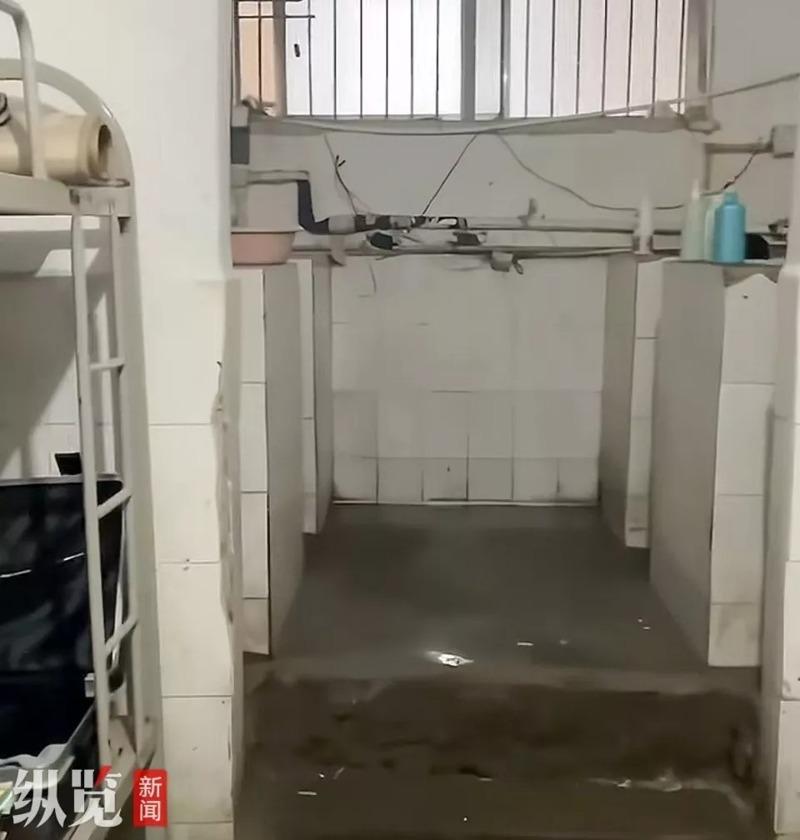 校方表示，宿舍是老旧宿舍楼中的宿舍，并非厕所改造。（视频截屏）