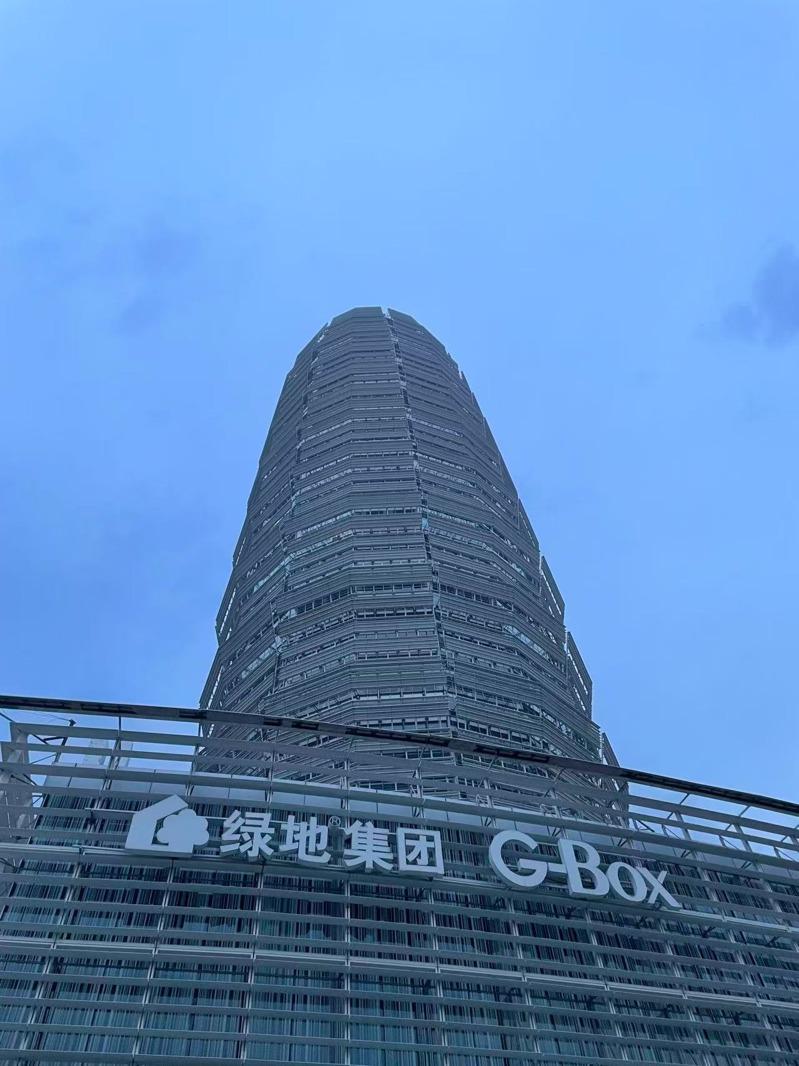 微短剧发展迅速，让闲置楼房商厦变身拍摄场地，造就新商机。(取材自九派新闻)