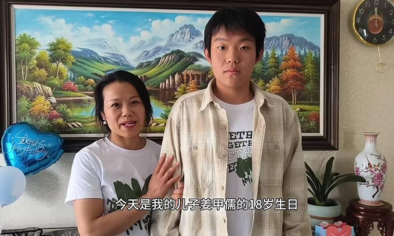 姜甲儒和母亲。(视频截屏)