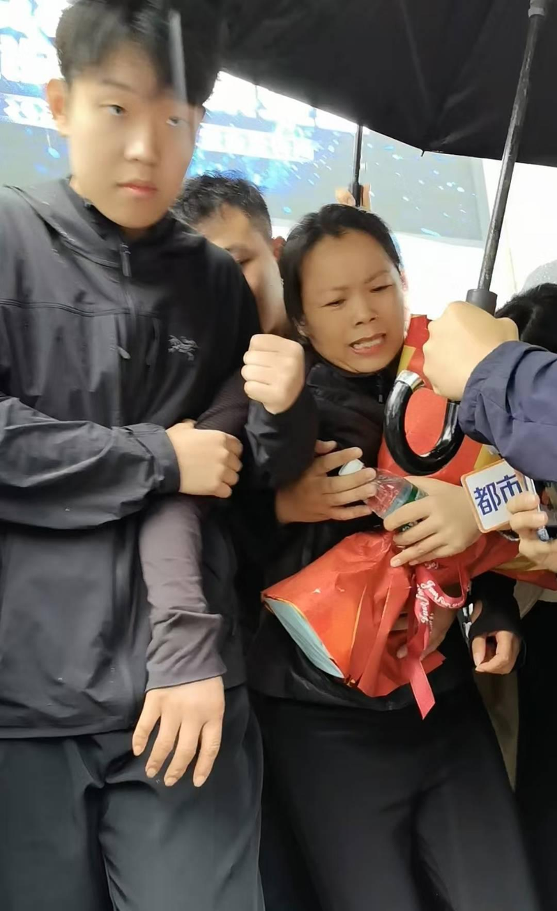 姜甲儒和母亲。(视频截屏)
