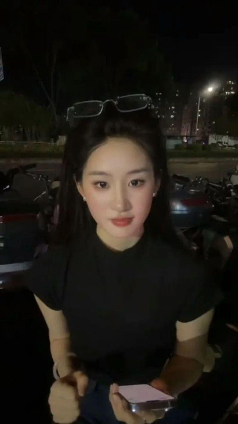 女大生林晓棠（左图）被指长相酷似女星刘亦菲（右图）。（取材自微博）