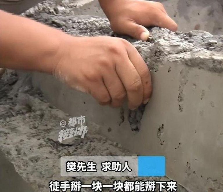 樊先生新盖的房子，楼顶的混凝土竟能够「徒手掰碎」。(视频截屏)
