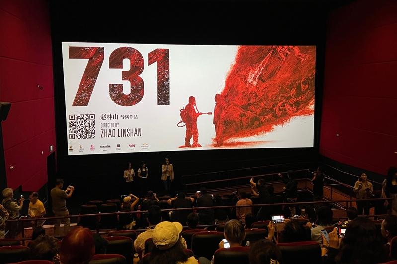 在美国纽约一家电影院，观众经过电影「731」的海报。(新华社)