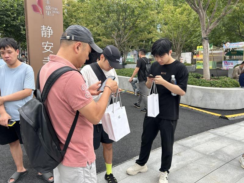 现场工作人员介绍iPhone 17 Pro Max的特色。(记者陈湘瑾／摄影)