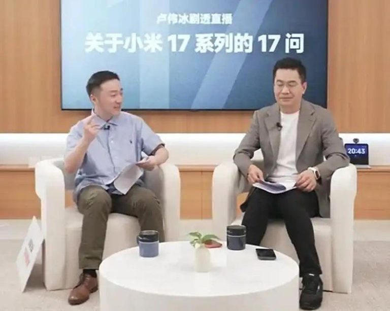 小米集团总裁卢伟冰（右）在直播中宣布，米家空调正式推出「十年免费包修」服务。（取材自IT之家）