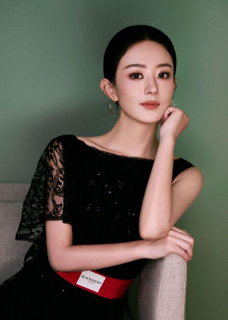 有媒体拍到赵丽颖（戴帽子和口罩者）和保母牵着儿子「想想」过马路。(取材自微博)