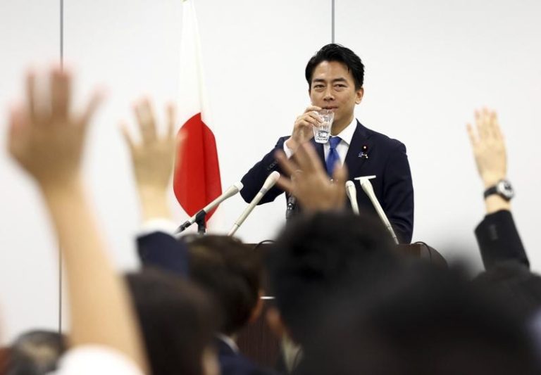 日本自民党农林水产大臣小泉进次郎20日在东京举行记者会，正式宣布参加党总裁选举。去年在党总裁参选记者会上质疑小泉「智商低」的自由记者又获得发问机会，再度抛出辛辣问题。（美联社）