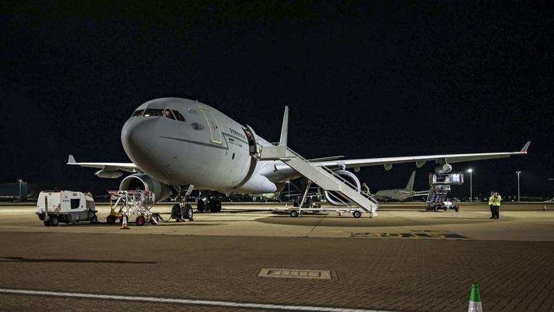 英国空军19日晚间出动2架「台风」战机，前往波兰运行北约「东翼哨兵」空中巡防任务。（英国国防部提供）