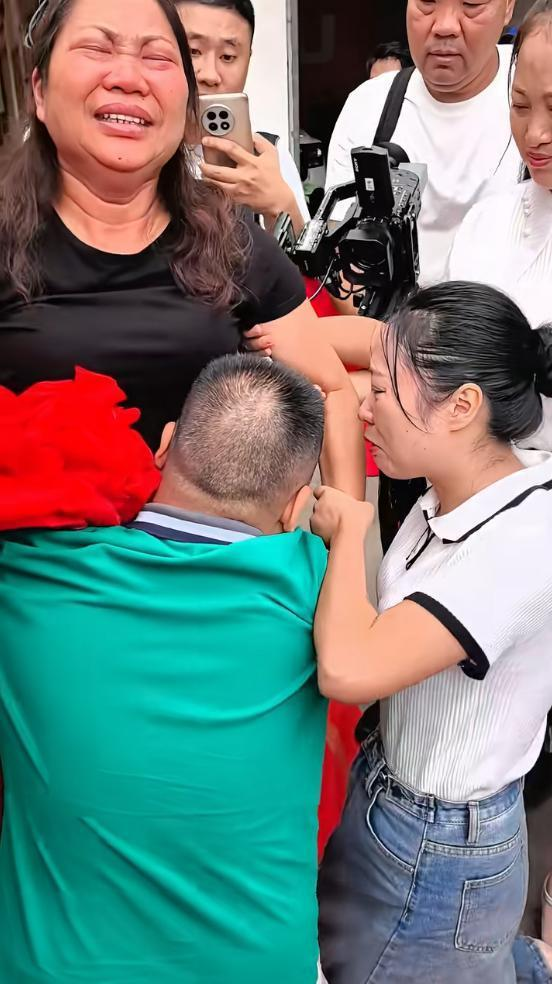 王晓举曾在街头举着「寻家」的牌子寻亲，牌子上写的是关于家里的信息。（取材自羊城晚报）