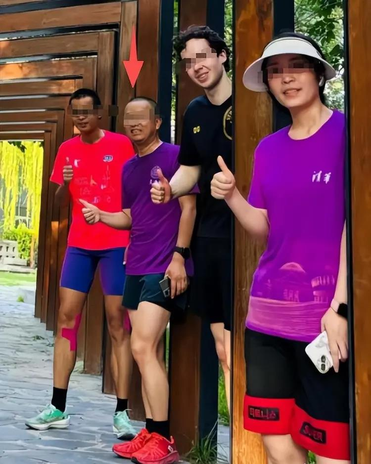 刘小平8年来每天坚持晨跑，风雨无阻。（视频截屏）