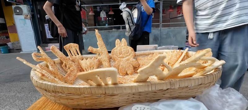 小杨靠着造型烧饼暴火。（取材自羊城晚报）
