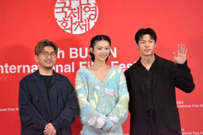 「他年她日」导演龚兆平（左起）、演员袁澧林、许光汉22日出席釜山影展记者会。中央社