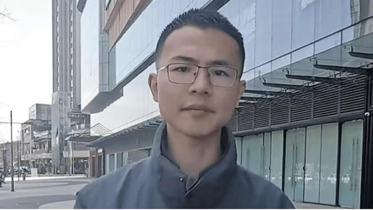 在中国全网拥有逾200万名追踪者的网红户晨风，在微博、B站、抖音、快手等多个平台的帐号都被封禁。（图／翻拍自YouTube）