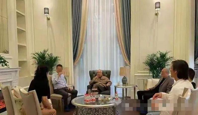 范曾坐在法式别墅中的真皮沙发上接待来访的客人。（取材自窝不是五月花公众号）