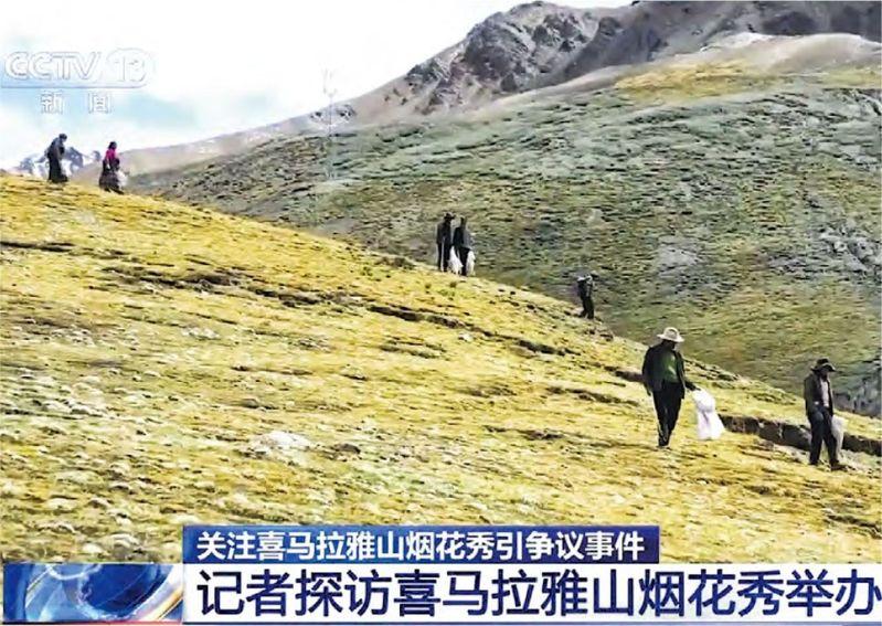 蔡国强在西藏喜马拉雅山山脉以爆破方式燃放大型艺术烟花「升龙」，形成一条3000米长的彩色「巨龙」。（取材自中新周刊）
