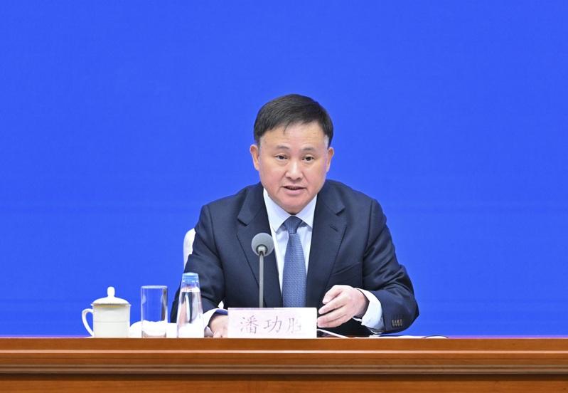 人行行长潘功胜在内等金融四巨头，22日一同亮相记者会，大晒「十四五」金融发展成绩...