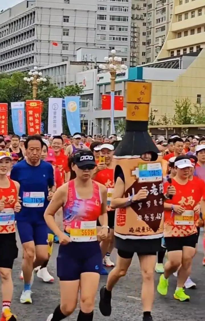 「老陈醋」跑友。（视频截屏）